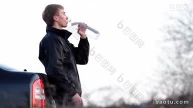 男孩用塑料瓶喝矿泉水